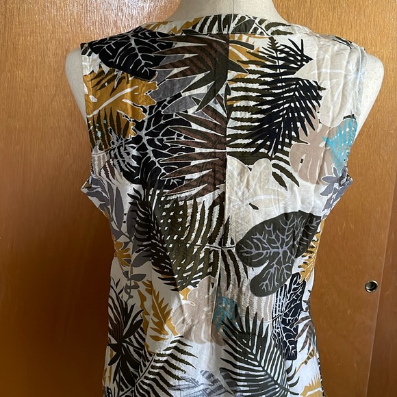 Van Heusen sleeveless tropical (leaves print) blouse, size M. Front buttons down - Picture 13 of 16